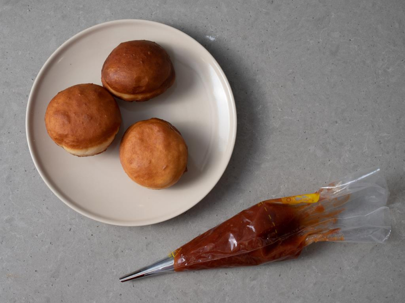 Nadziewanie pączków bez mleka.