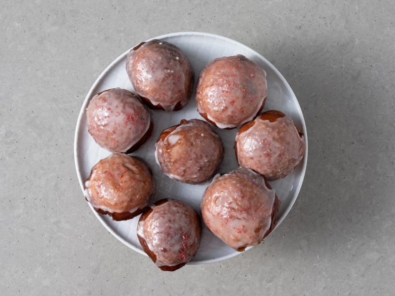 Gotowe pączki bez mleka z konfiturą różaną.