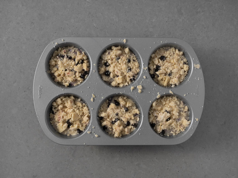 Forma na muffiny jumbo z surowym ciastem.