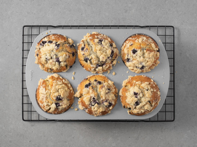 Upieczone muffiny jumbo z jagodami i kruszonką.
