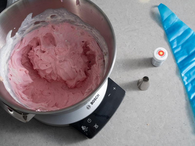 w misie robota bosch ubity krem chantilly z czerwonym barwnikiem Wilton