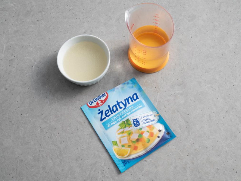 żelatyna uniwersalna Dr. Oetkera w miseczce masa żelatynowa