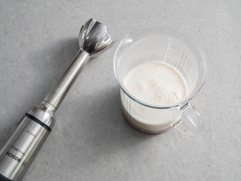 na blacie blender ręczny bosch i naczynie ze śmietanką