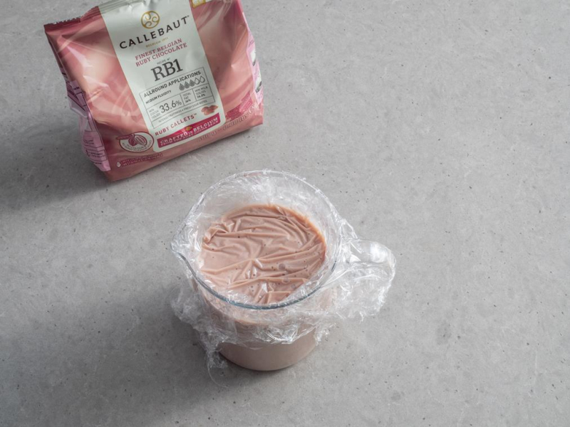 w szklanym naczyniu krem chantilly z czekolada ruby Callebaut