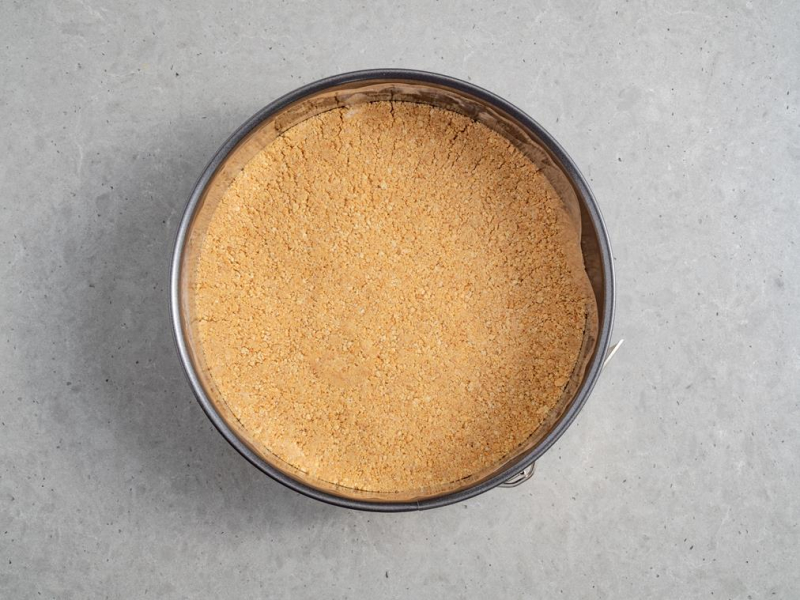 tortownica wyłożona spodem z herbatników i rantem