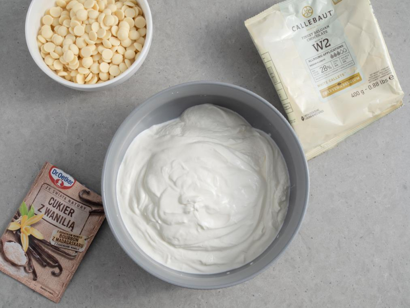 miska ze śmietaną, biała czekolada Callebaut w miseczce i cukier z wanilią