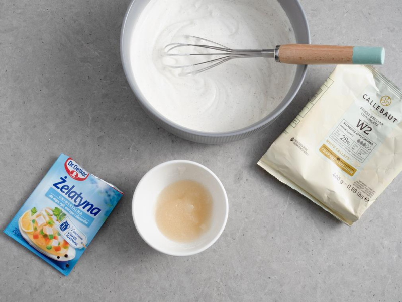 w miseczce namoczona żelatyna obok miska ze śmietaną