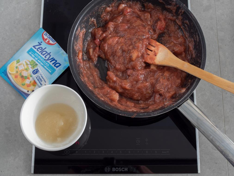 na patelni usmażony rabarbar obok namoczona żelatyna