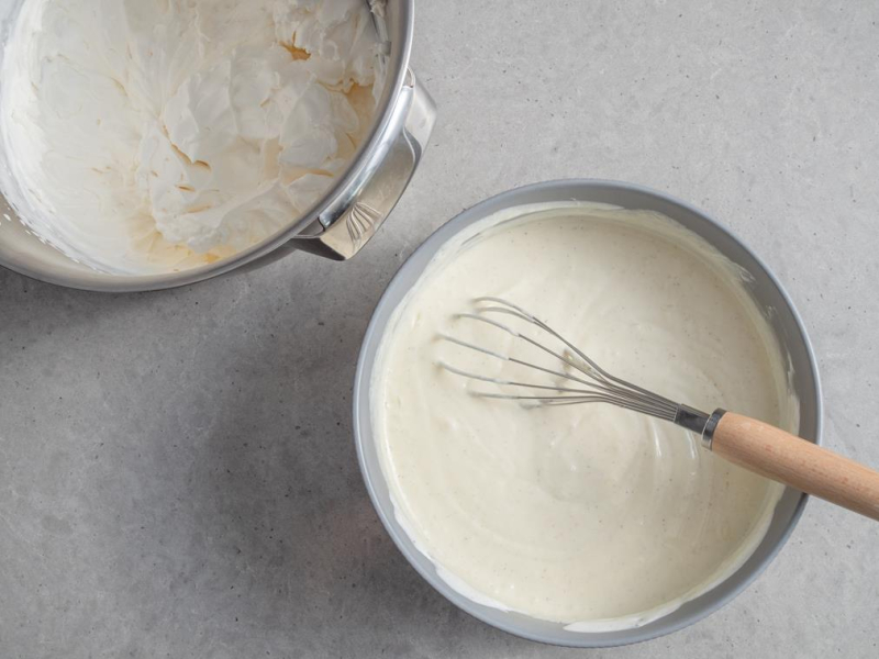 w misce masa serowa obok ubita śmietanka