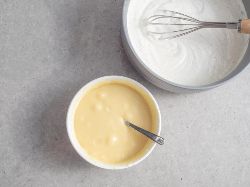 rozpuszczona biała czekolada w miseczce obok masa na sernik