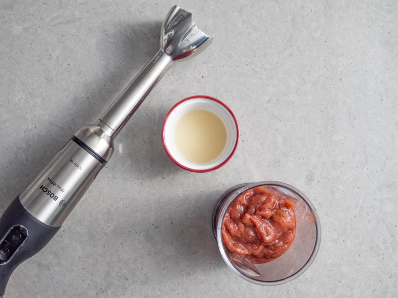 w wysokim naczyniu rabarbar, w miseczce rozpuszczona żelatyna i blender ręczny bosch