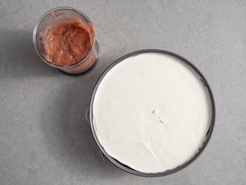 w tortownicy sernik na zimno obok