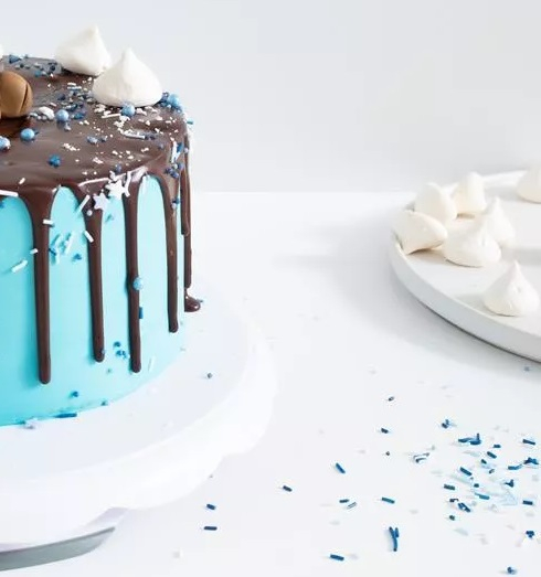 niebieski tort z czekoladowym dripem i posypką