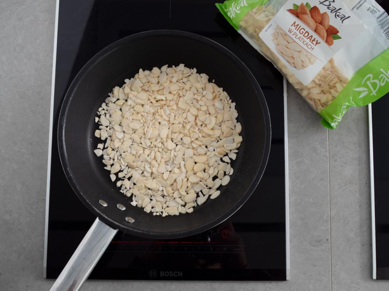 prażone płatki migdałów Bakal na patelni