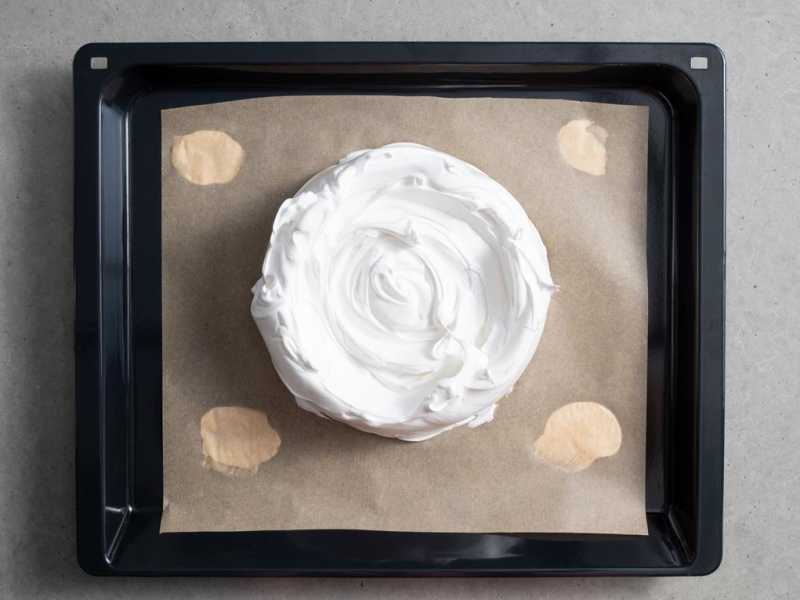 na blaszce do pieczenia nieupieczony blat bezowy