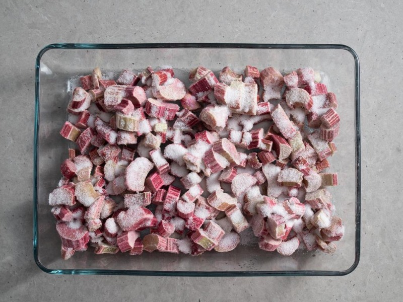 w szklanej formie do pieczenia pokrojony rabarbar z cukrem