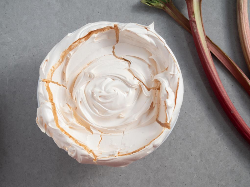 upieczony blat bezowy obok świeży rabarbar