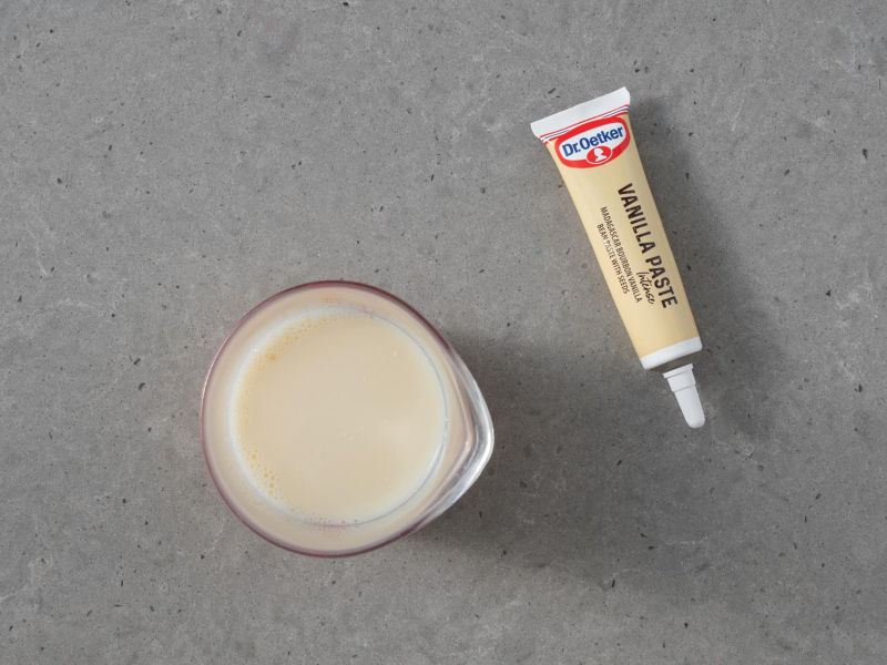 W miarce napój sojowy z octem. Obok pasta waniliowa Dr. Oetkera