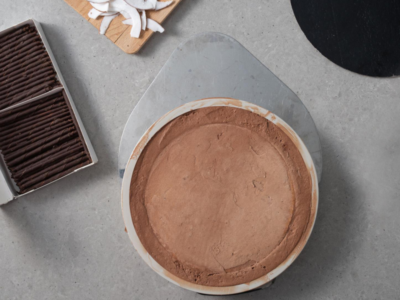 Na blacie czekoladowe ciasto musowe w formie silikonowej.