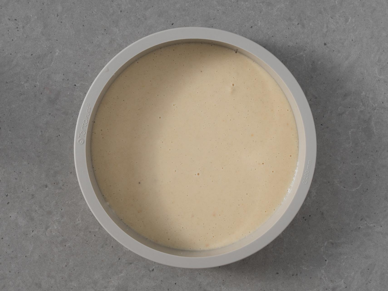 Masa na ciasto w silikonowej formie.