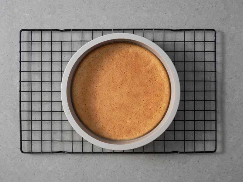 Upieczony spód do ciasta musowego.