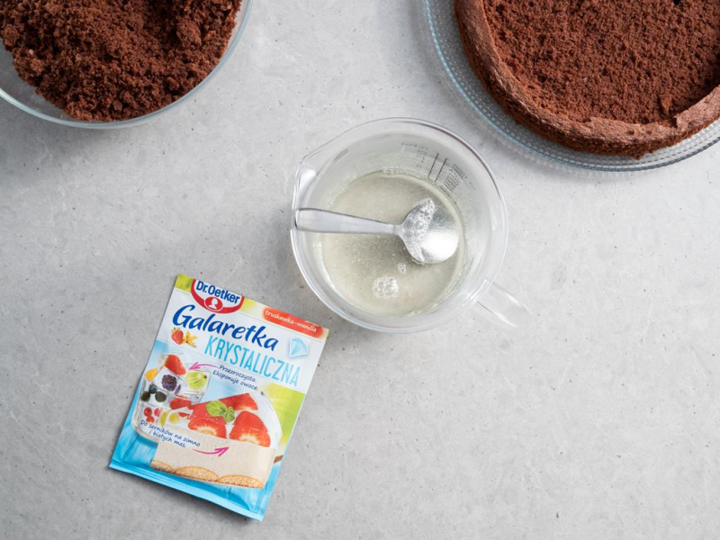 w szklanym naczyniu rozpuszczona galaretka krystaliczna Dr. Oetkera