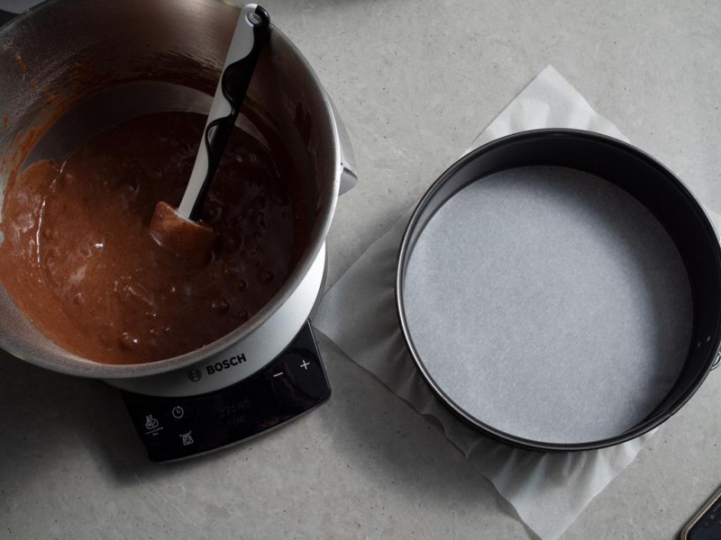 w robocie kuchennym bosch czekoladowe ciasto obok tortownica