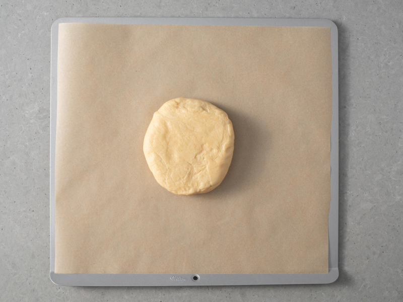 Kulka ciasta kruchego przed rozwałkowaniem.