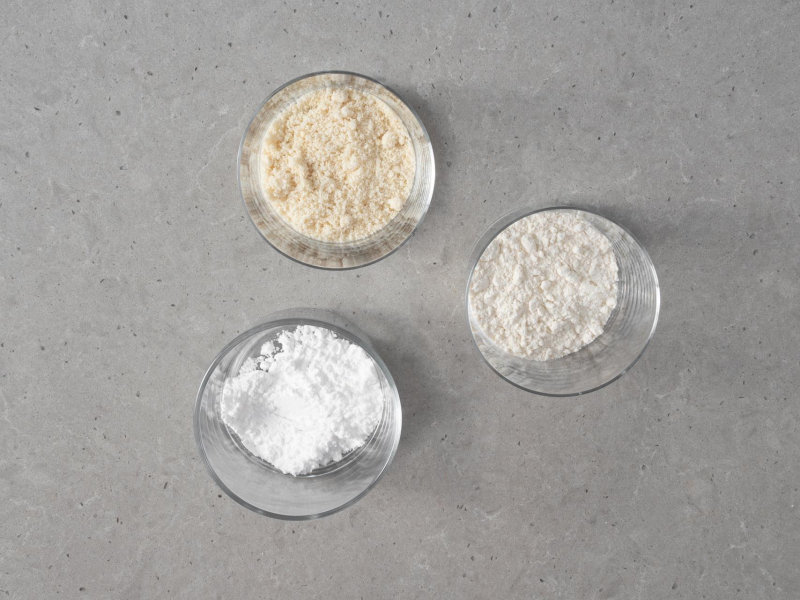 W miseczkach mąka migdałowa, cukier puder oraz mąka pszenna.