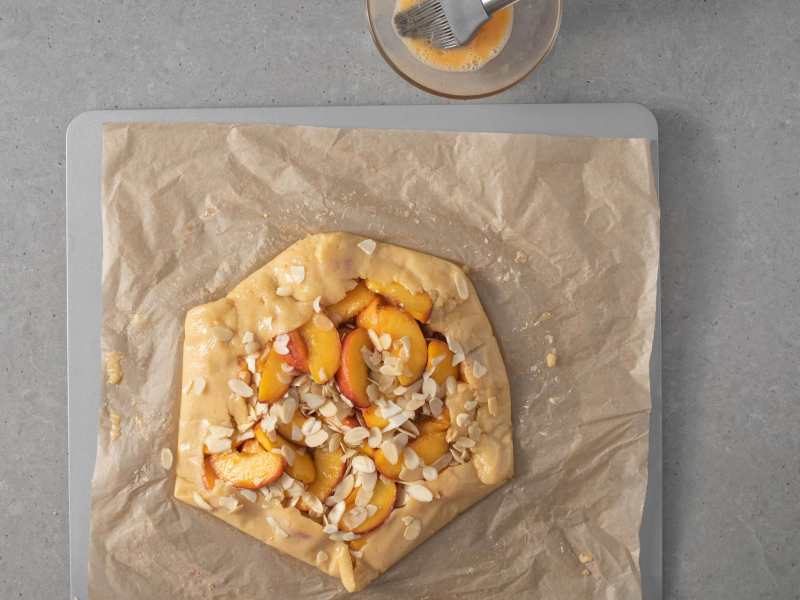 Galette z brzoskwiniami przed upieczeniem.