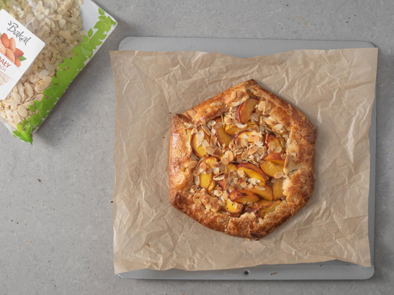 Upieczone galette z brzoskwiniami, posypane płatkami migdałów.