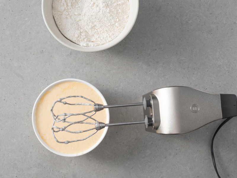 W misce wymieszane mokre składniki.