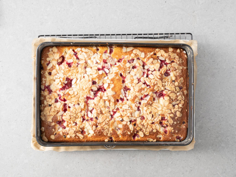 Upieczone ciasto na maślance z porzeczkami, serkiem i kruszonką.