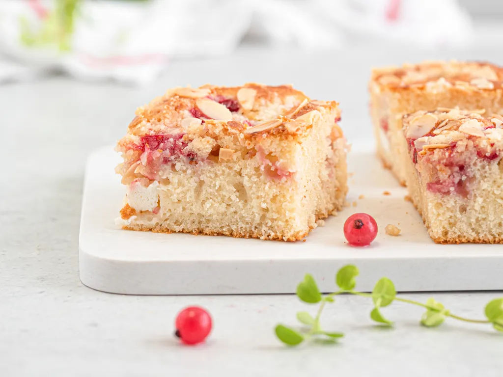 Szybkie ciasto na maślance z porzeczkami i serkiem - Przepis Wszystkiego Słodkiego