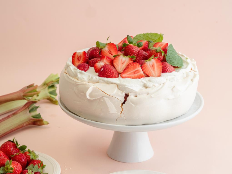 na paterze beza z rabarbarem i truskawkami