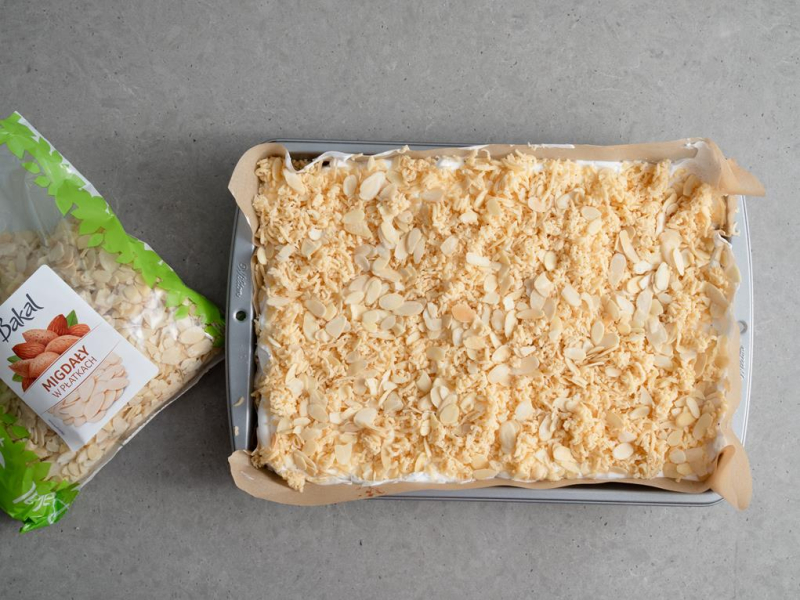 nieupieczone ciasto z płatkami migdałów na wierchu