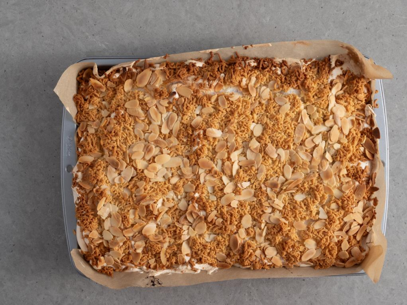 upieczone w formie ciasto pleśniak z jagodami