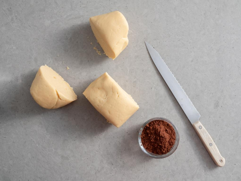 zagniecione i uformowane ciasto podzielone na trzy części