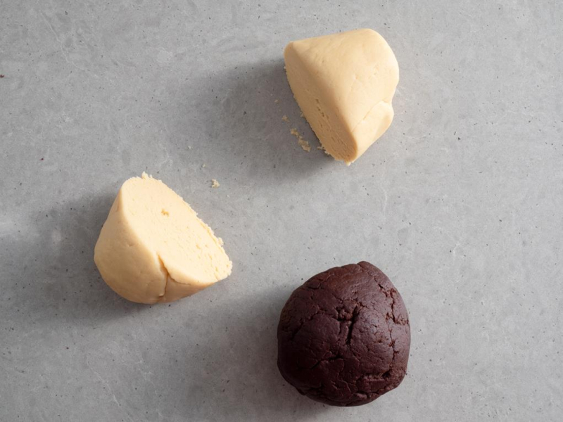 trzy części kruchego ciasta, jedna kakaowa