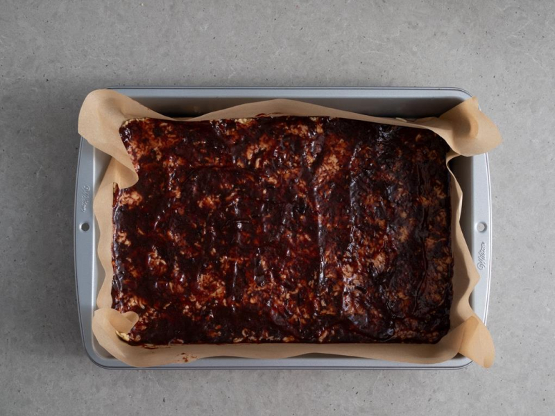 w formie do pieczenia ciasto posmarowane dżemem