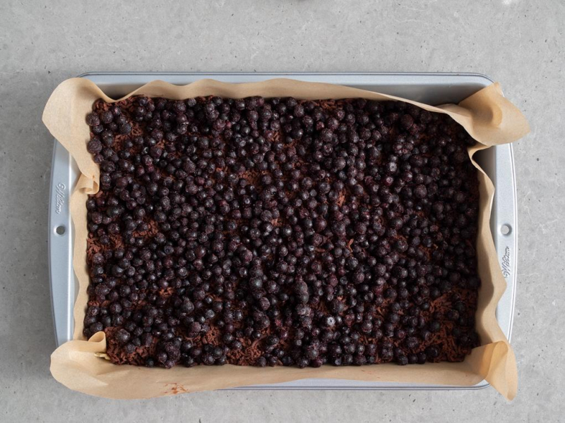 w formie do pieczenia kakaowe ciasto z jagodami