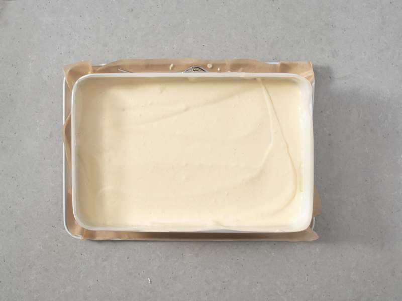 Masa tofurnikowa przełożona do formy.