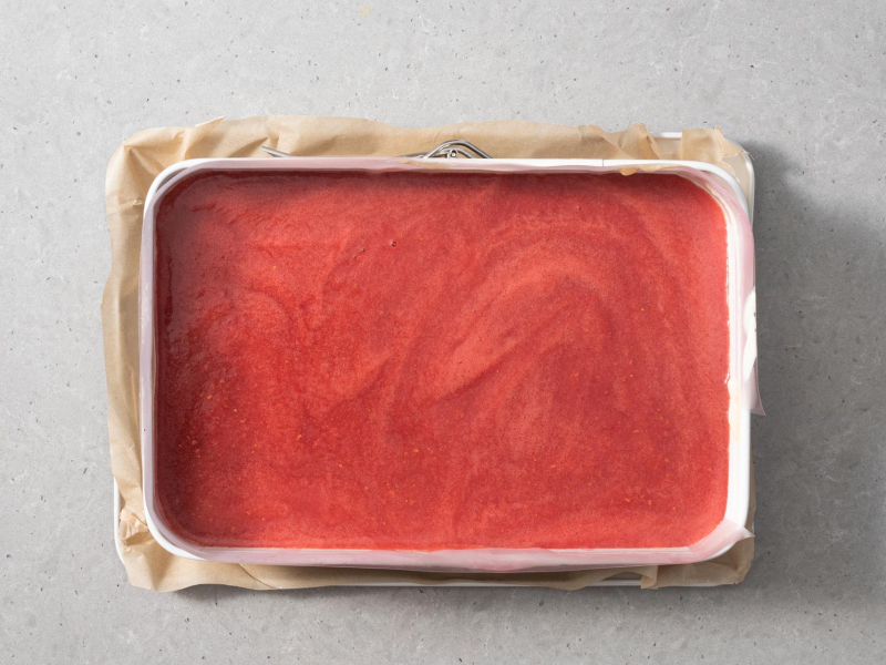 Gotowy tofurnik bez pieczenia z musem owocowym.