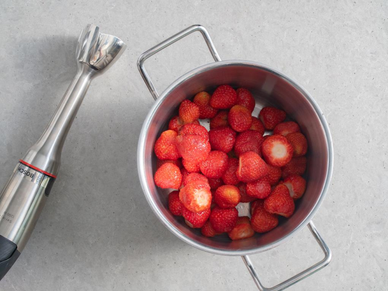 w garnku truskawki obok blender ręczny bosch