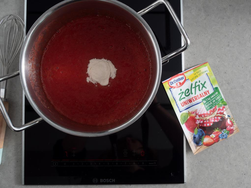 w garnku przygotowywany dżem na żelfiksie dr.oetkera