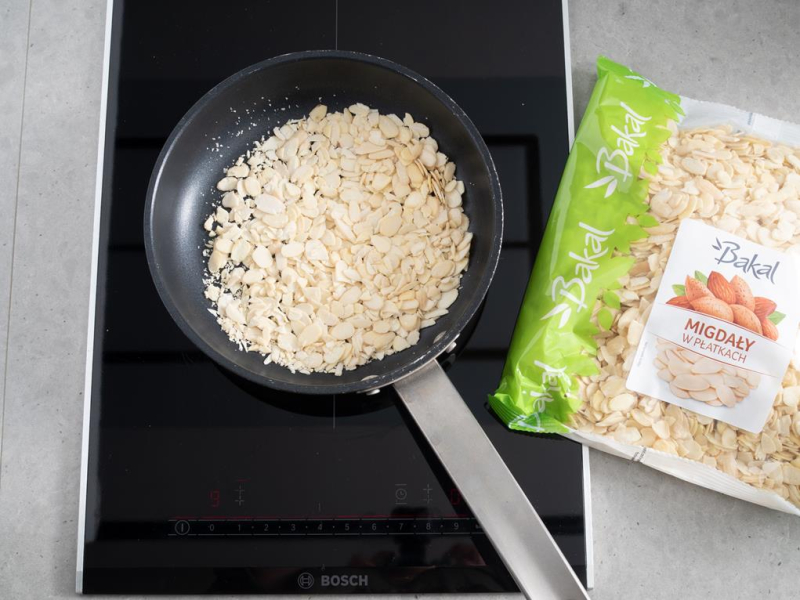 na patelni prażone płatki migdałów