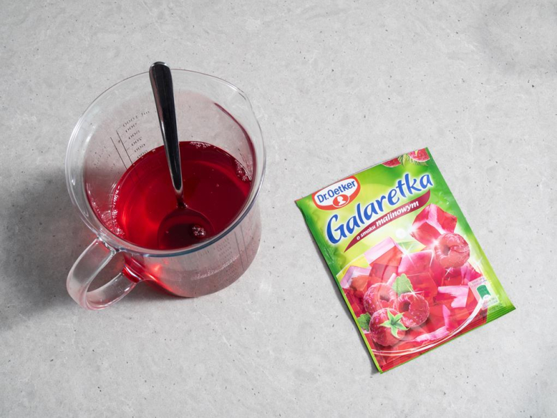 w szklanym naczyniu rozpuszczona galaretka Dr. Oetkera