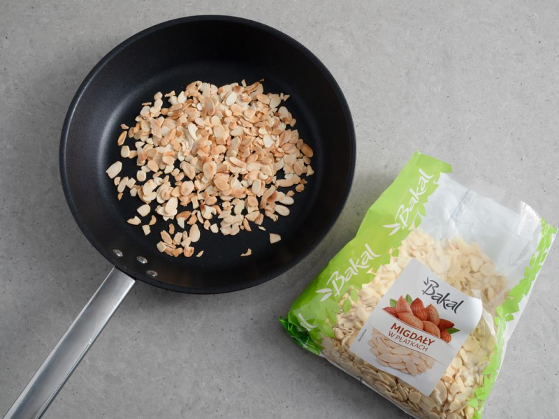 na patelni uprażone płatki migdałów Bakal