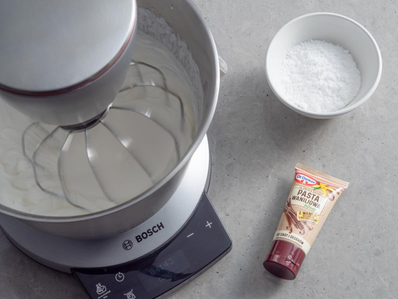 w robocie Bosch ubita śmietanka z pastą wanilii Dr. Oetkera