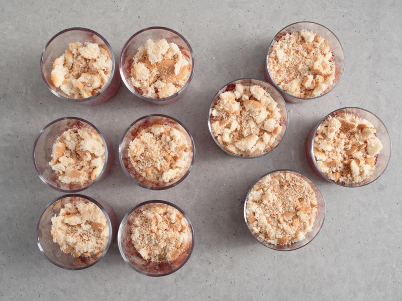 w szklankach deser z pokruszonymi biszkoptami